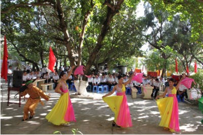 Nhưng cái mà những người lính nơi đảo xa cần nhất vẫn là đời sống tinh thần và tình cảm từ đất liền, những buổi văn công ra biểu diễn thế này luôn là điều lính đảo háo hức chờ đón hơn cả