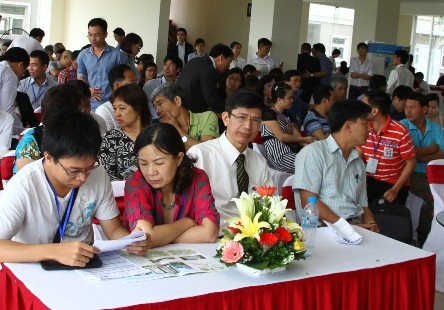 Đông đảo khách hàng quan tâm đã tới