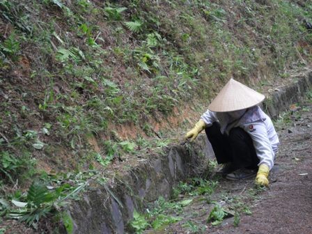 lNhững nữ “phu đường” hàng ngày âm thầm quét dọn, chăm sóc đảm bảo cho cung đường lên Tam Đảo luôn thông thoáng, sạch đẹp