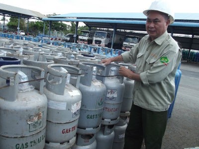 Vỏ bình gas Công ty TNHH Thái Lan chiếm dụng của nhiều công ty gas hoán cải thành thương hiệu Thái Lan tại kho hàng ở cảng Cát Lái, TP.HCM