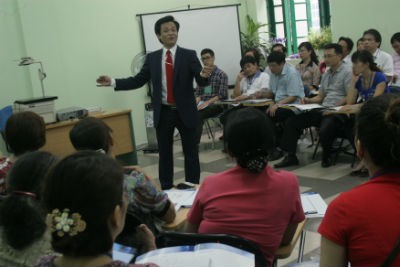 ThS Nguyễn Mạnh Quân hướng dẫn mọi người vào trạng thái thôi miên