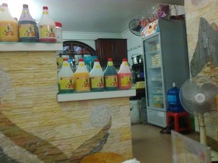 Những chai nhựa đựng các dung dịch pha nước giải khát đủ màu này độc hại đến đâu chưa kiểm chứng được