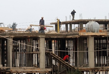 Lao động làm việc tại một công trình xây dựng tại Angola