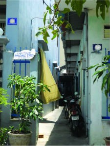 Người thuê trọ đang phải trả tiền điện với giá cao hơn nhiều lần so với quy định (Trong ảnh: Khu nhà trọ nằm trên đường Trần Lương, phường Nguyễn Văn Cừ, TP.Quy Nhơn)