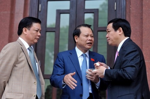 Phó thủ tướng Vũ Văn Ninh (giữa) trao đổi với ông Vương Đình Huệ (phải) và ông Đinh Tiến Dũng bên hành lang Quốc hội.