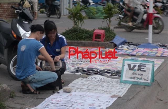 Một nữ học sinh cấp II đang xăm hình lên tay. Ảnh: Công Hà