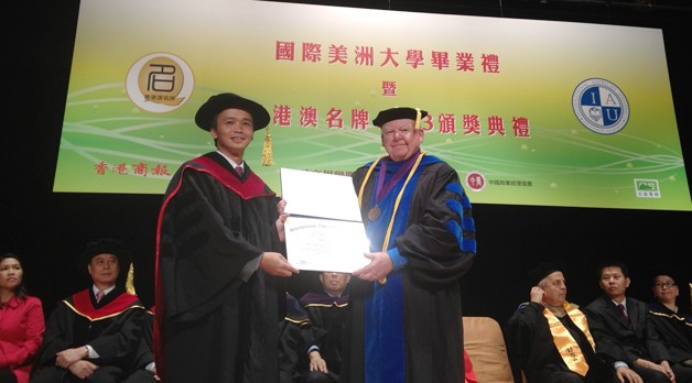 Chủ tịch IAU, Tiến sỹ Guy Langvardt, trao Bằng Tiến sỹ danh dự cho Chủ tịch FLC Trịnh Văn Quyết.