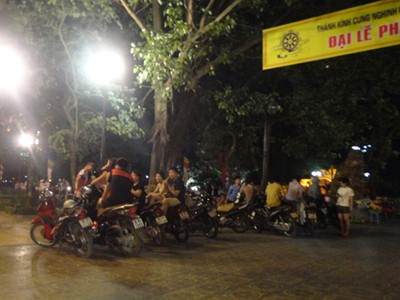 Cảnh Hồ Tây đông nghịt người về đêm.