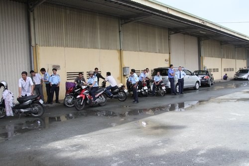 Các ngân hàng đưa bảo vệ đến giám sát kho hàng.