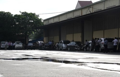 Dàn xế hộp của các ngân hàng đến xiết nợ.