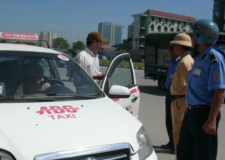 Xe taxi bị xử phạt trong ngày đầu ra quân (ảnh: Dân trí)