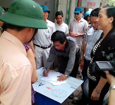Ông Vũ Quang Suốt ký biên bản bàn giao mặt bằng
