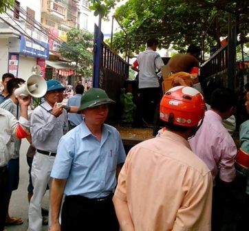 Tổ công tác hỗ trợ gia đình ông Suốt trong việc vận chuyển đồ đạc.