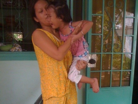 Chị Thuận và đứa con bị bệnh nhưng chưa bao giờ được khám.