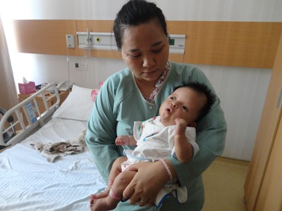 Bé Bảo Trâm và chị Ny đang chờ mổ tại bệnh viện Vinmec Hà Nội.