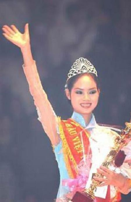 Phạm Thị Mai Phương đăng quang HH khi còn là một cô bé học sinh cấp ba 17 tuổi của trường chuyên Trần Phú Hải Phòng.