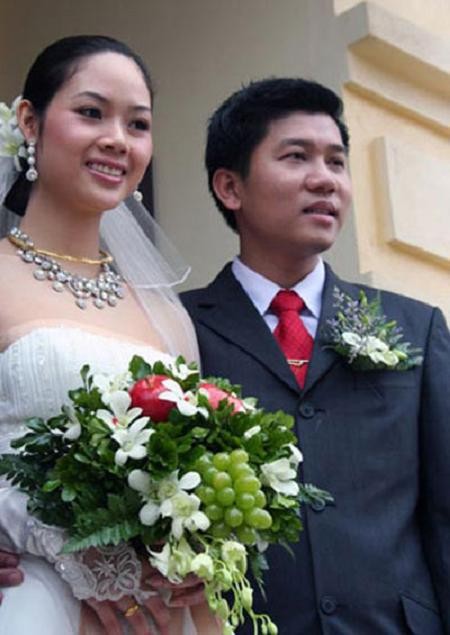 Sau khi du học ở Anh quốc, Mai Phương về nước và kết hôn với mối tình đầu, cũng là duy nhất của cô.