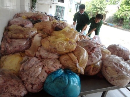 Nếu hơn ba tấn vú heo thối này mà lọt vào thành phố nó sẽ hiện diện trên bàn nhậu với tên gọi là vú dê