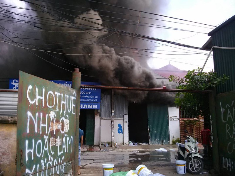Cột khói đen bốc cao từ đám cháy.