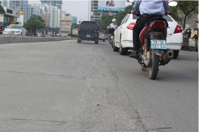 Một đoạn chiều dài mặt đường Lê Văn Lương mới được sử dụng cuối năm 2010 đã bị bóc làm mới. Đoạn đổ bê tông của đơn vị thi công cao hơn mặt đường cũ