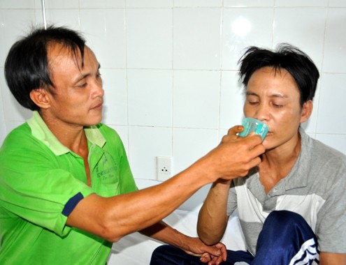 Ông Hồ Văn Tri chăm sóc anh trai là