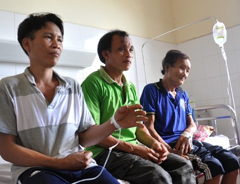 Ông Hồ Văn Tri(giữa) ngồi bên cha Hồ Văn Thanh và anh trai Hồ Văn Lang ở Bệnh viện đa khoa Quảng Ngãi. Ảnh: Trí Tín.