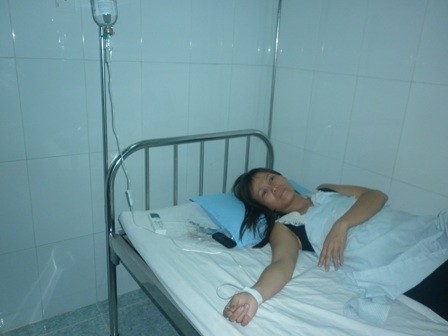 Chị Trương Thị Thi đang cấp cứu ở Bệnh viện Đa khoa Minh Thiện.