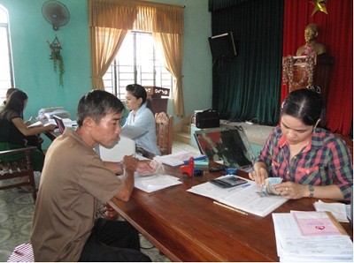 Giải ngân vốn hộ cận nghèo tại điểm giao dịch xã miền núi Tiên Cảnh (Tiên Phước, Quảng Nam). Ảnh: Nguyễn Công