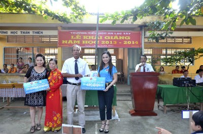 Doanh nhân Mã Đào Ngọc Bích - Tổng giám đốc Angel Beauty (ngoài cùng bên phải) cùng với Mẹ trao tặng đồng phục & học bổng cho các em học sinh Trường Tiểu học & Trung học An Lạc Tây ở Sóc Trăng