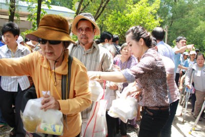 Doanh nhân Mã Đào Ngọc Bích tặng quà cho những người khuyết tật ở mái ấm Thiên Phước