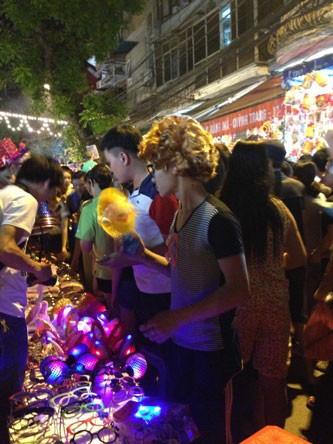 Những người bán hàng hóa trang theo nhân vật nào đây?