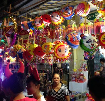 Đồ chơi trung thu truyền thống dường như bị lép vế