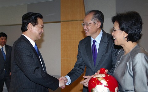 Thủ tướng Nguyễn Tấn Dũng tiếp Chủ tịch WB, Jim Yong Kim và Tổng Giám đốc điều hành WB Sri Mulyani Indra Wati. Ảnh: VGP/Nhật Bắc