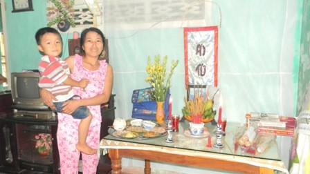 Chị Nguyễn Thị Khiêm đau đớn trước cái chết của con.
