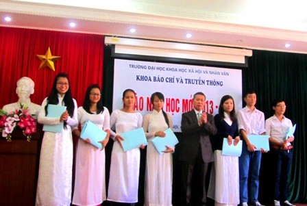 TS Đào Văn Hội - Tổng biên tập Bao Pháp Luật Việt Nam đang trao học bổng cho các sinh viên ưu tú của khoa Báo chí và Truyền thông, Đại Học KHXH&NV.