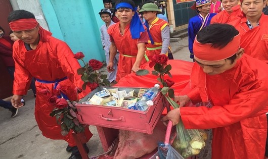 Lễ hội làng Ném Thượng năm nay không còn cảnh chém lợn phản cảm. (Ảnh: CTV)