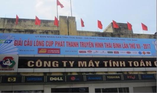 Giải cầu lông cúp Phát thanh truyền hình Thái Bình lần thứ XII - 2017 có những băng rôn với nội dung "lạ"