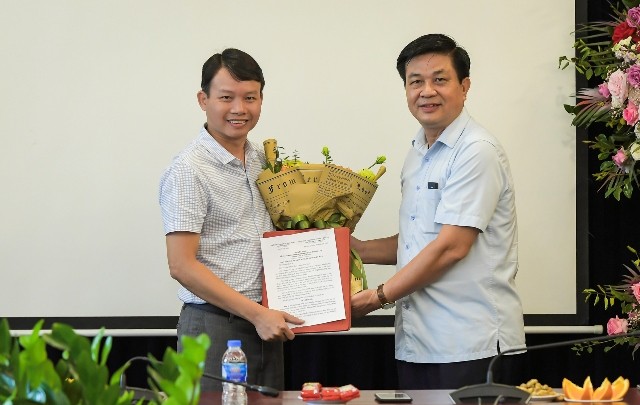 Luật sư Đỗ Ngọc Thịnh trao Quyết định bổ nhiệm ông Trần Mạnh Quyết giữ chức Phó Biên tập Tạp chí Luật sư Việt Nam.