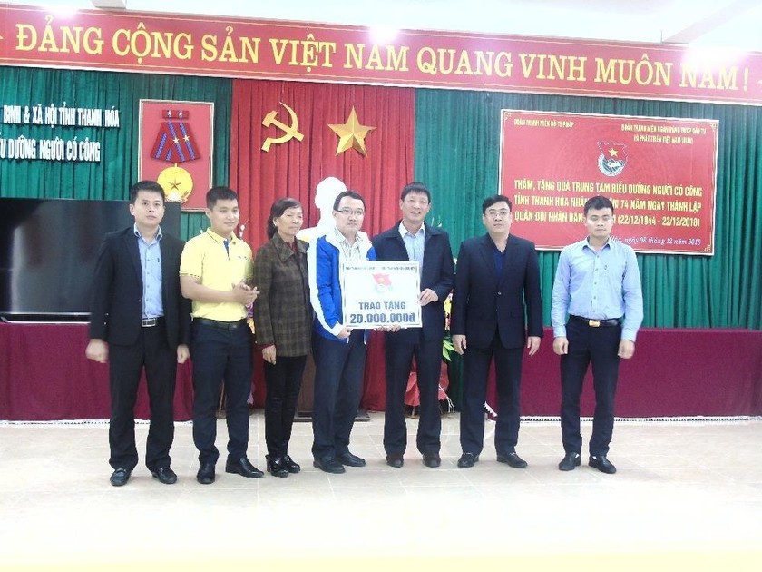 Đoàn thanh niên Bộ Tư pháp thăm và tặng quà tại trung tâm điều dưỡng người có công tỉnh Thanh Hóa