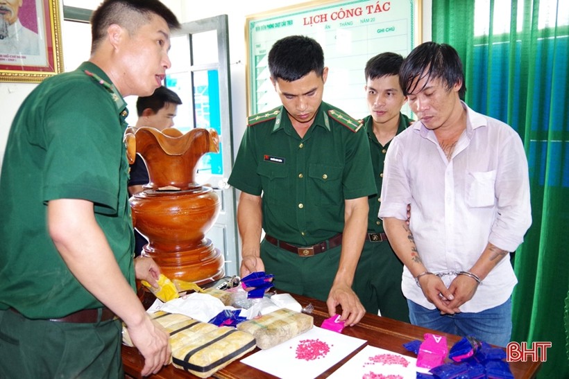 Hà Tĩnh bắt giữ 40 ngàn viên hồng phiến giấu trong bình hoa