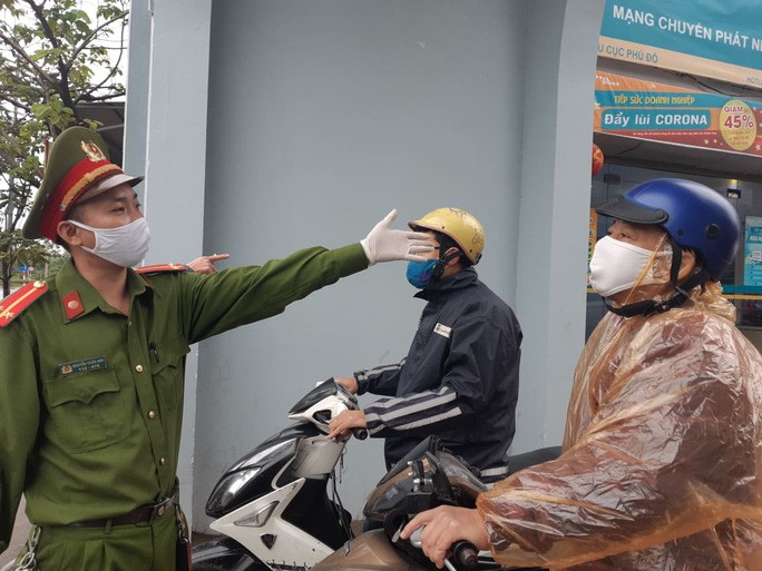 Công an Phường Phú Đô (Nam Từ Liêm) nhắc nhở người dân thực hiện nghiêm các biện pháp phòng chống dịch Covid-19