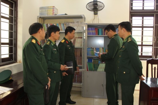 Tủ sách pháp luật tại Đồn Biên phòng Trà Lý, BĐBP Thái Bình