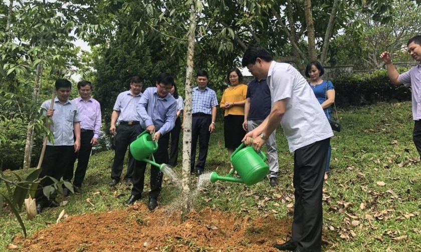 Lãnh đạo Bộ Tư pháp dâng hương tại Khu di tích lịch sử Bộ Tư pháp.