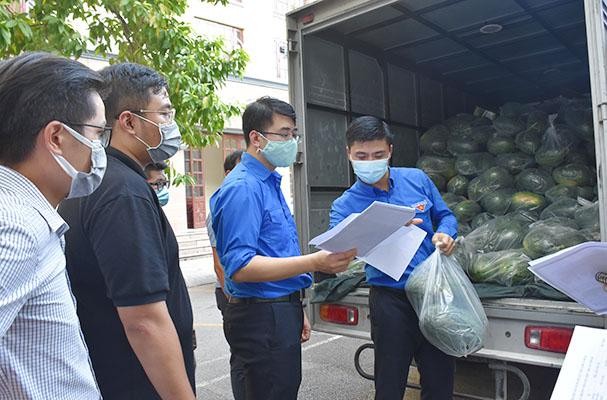 Đoàn thanh niên Bộ Tư pháp chung tay hỗ trợ tiêu thụ hơn 3 tấn dưa hấu từ Bắc Giang