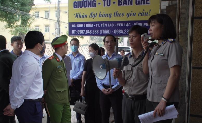 Đại diện Chi cục THADS huyện Yên lạc phối hợp với các cơ quan chức năng công bố quyết định cưỡng chế kê biên tài sản.