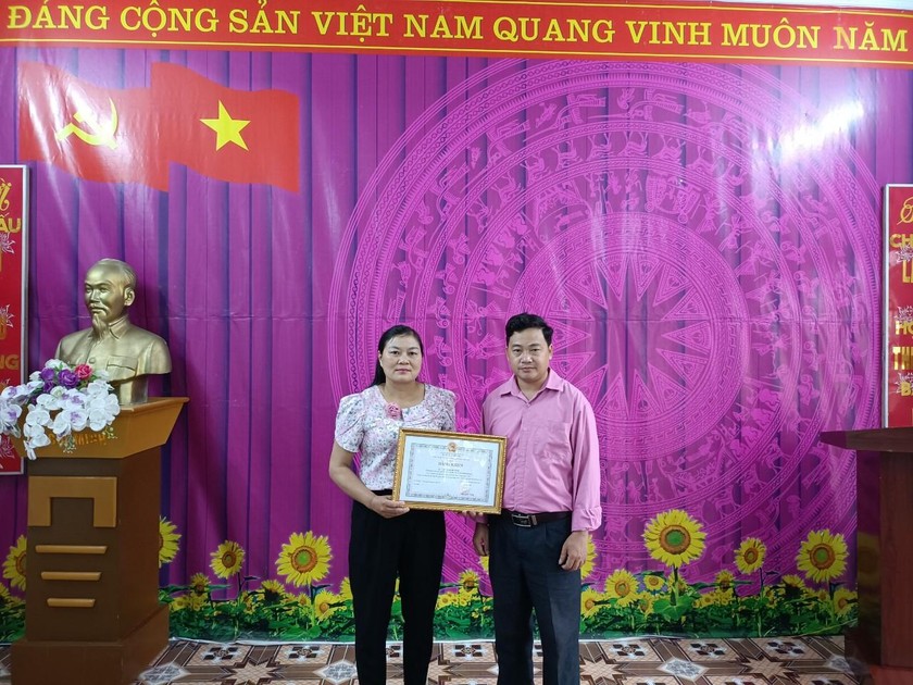 Chị Lục Kim Phương nhận Bằng khen.