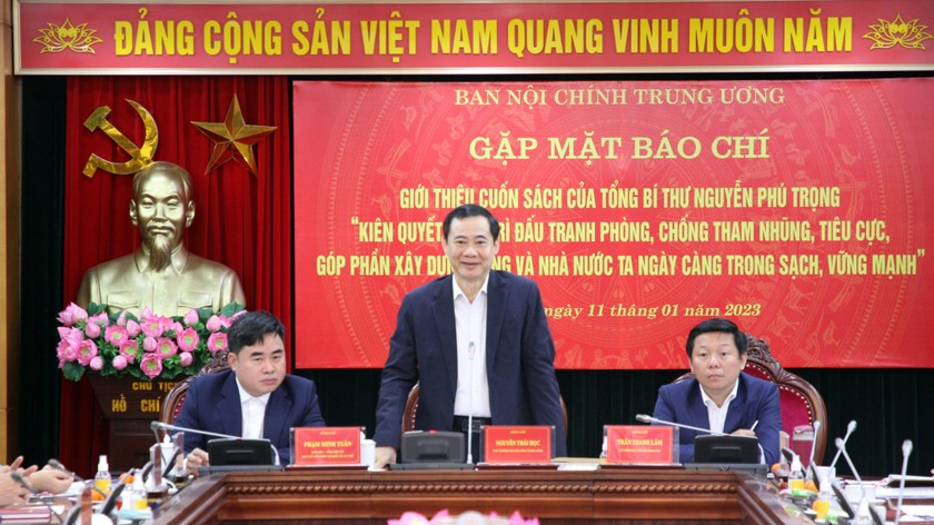 Giới thiệu cuốn sách của Tổng Bí thư Nguyễn Phú Trọng về đấu tranh phòng, chống tham nhũng, tiêu cực