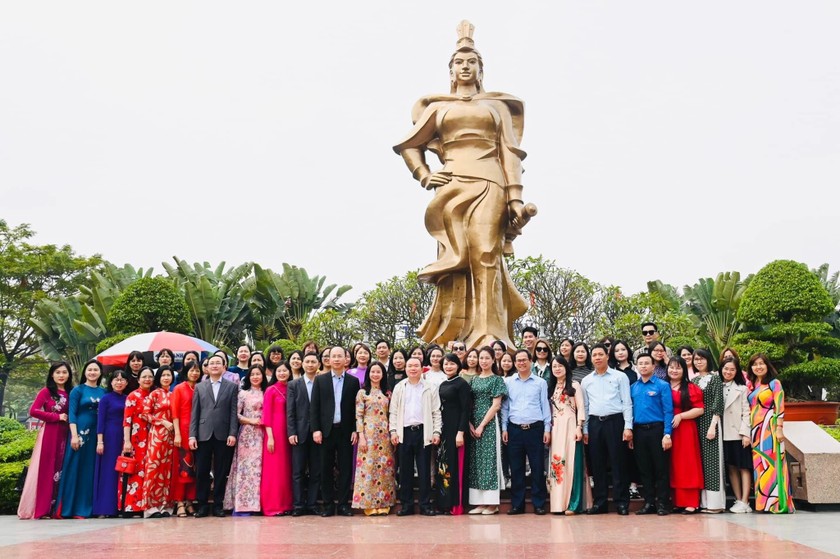 Phó Bí thư Thường trực Đảng ủy Bộ Tư pháp Nguyễn Kim Tinh, Chủ tịch Công đoàn Bộ Tư pháp Khương Thị Thanh Huyền và các đại biểu khách mời, lãnh đạo các đơn vị, cán bộ, công chức, viên chức Bộ Tư pháp trong chuyến dâng hương kỷ niệm ngày 8.3 tại Hải Phòng