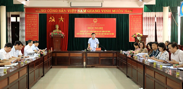 Đ/c Nguyễn Văn Mạnh, Phó Trưởng Đoàn Đại biểu Quốc hội tỉnh phát biểu tại hội nghị