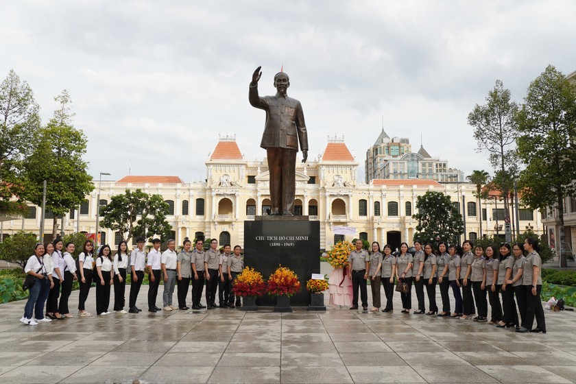 Chi cục Thi hành án dân sự Quận 1 dâng hương tưởng niệm Chủ tịch Hồ Chí Minh